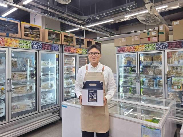 박동은 해맑은푸드 대표가 판매 상품을 들고 있다 사진쿠팡
