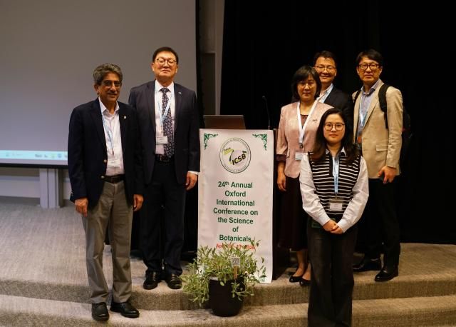 KGC가 국제천연물과학회ICSB에서 인삼 학술세미나 개최 후 관계자들과 기념사진을 촬영하고 있다 사진KGC