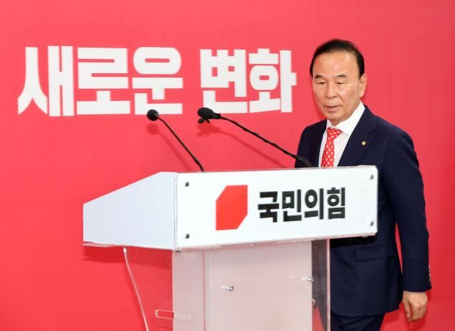 박덕흠 국민의힘 공천관리위원장이 26일 서울 영등포구 당사에서 열린 6·3 지방선거 대구시장 후보 발표 브리핑장에 입장하고 있다 사진＝연합뉴스