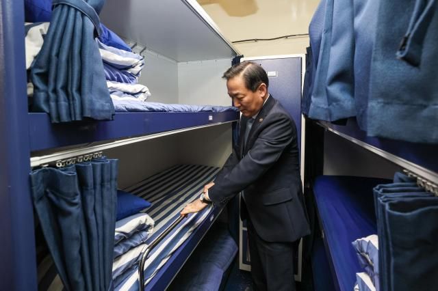 27일 오전 해군 제2함대사령부를 방문한 이두희 국방부차관이 을지문덕함 함정 승조원 생활환경과 병영여건을 점검하고 있다 사진국방부 