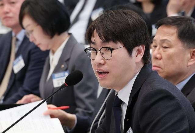 하정우 AI미래기획수석이 지난 17일 청와대 영빈관에서 열린 공공기관 및 유관기관 업무보고에서 이재명 대통령 질문에 답하고 있다 사진연합뉴스 