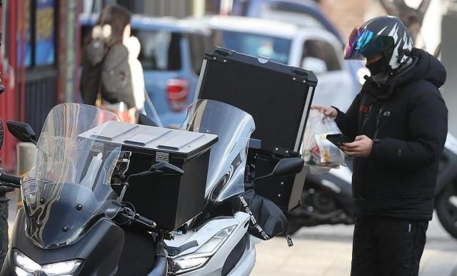 음식을 수령 중인 배달라이더의 모습 사진연합뉴스