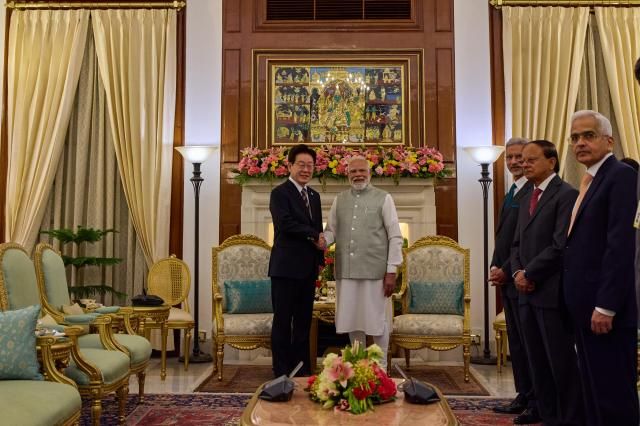 이재명 대통령과 나렌드라 모디 인도 총리가 지난 20일현지시간 뉴델리 영빈관에서 소인수 정상회담을 하고 있다 사진연합뉴스