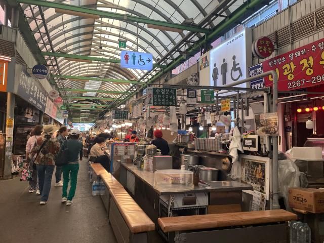 27일 오전 서울 종로구 광장시장에서 시민들이 시장을 구경하고 있다 사진이다희 기자