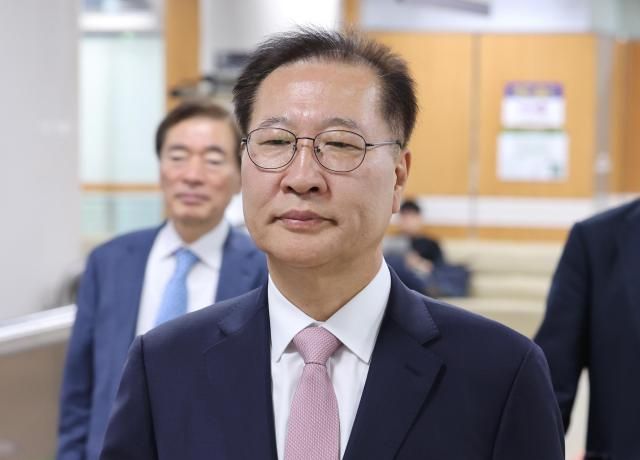 12·3 비상계엄 사태에 가담하고 김건희 여사의 수사 관련 청탁을 들어준 혐의로 기소된 박성재 전 법무부 장관이 27일 서울 서초구 서울중앙지법에서 열린 1심 결심공판에 출석하고 있다 사진연합뉴스