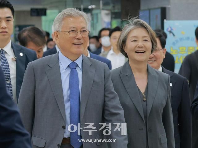 문재인 전 대통령왼쪽과 김정숙 여사가 27일 국회에서 열린427 판문점선언 8주년 기념식에 참석하고 있다 사진유대길 기자 dbeorlf123ajunewscom