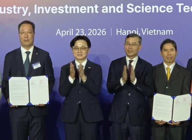 CJ제일제당과 박화산 관계자들이 ‘K-푸드 확산 및 가공식품 시장 선도를 위한 업무협약MOU’ 체결 후 기념촬영을 하고 있다 사진CJ제일제당