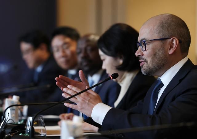 데미스 허사비스 구글 딥마인드 최고경영자CEO가 27일 서울 종로구 포시즌스호텔에서 열린 과기정통부-구글 딥마인드 MOU 체결식에서 인사말을 하고 있다 사진연합뉴스