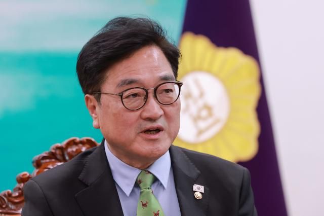 우원식 국회의장이 28일 국회 의장실에서 열린 초당적 개헌추진을 위한 제정당 제3차 연석회의에 참석해 인사말하고 있다 사진연합뉴스