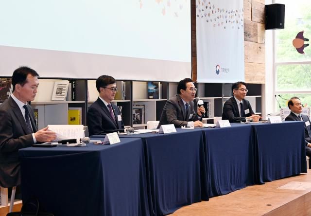 박홍근 기획예산처 장관이 4월 28일 오후 서울 중구 커뮤니티하우스 마실에서 열린 국민과 함께 하는 나라 살림 타운홀 미팅을 주재하고 있다 사진기획예산처