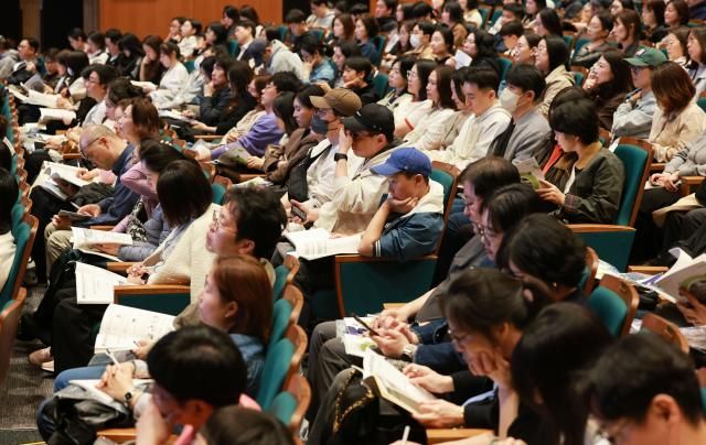 12일 서울 종로구 성균관대 600주년 기념관에서 열린 지역의사제 도입 초중고 의대 및 대입변화 특집 설명회에서 참가자들이 자료를 살피고 있다사진연합뉴스