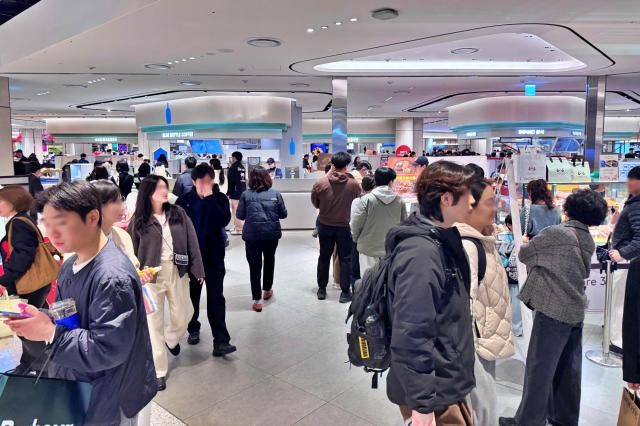  사람들이 롯데백화점 인천점 지하 1층 미래형 식품관인 푸드 에비뉴를 둘러보고 있다 사진롯데백화점