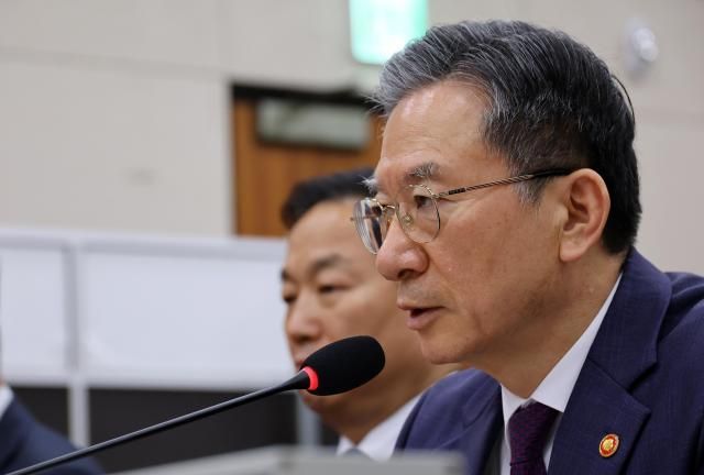 정성호 법무부 장관이 28일 국회 윤석열 정권 정치검찰 조작기소 의혹 사건 진상규명 국정조사특별위원회 제11차 전체회의에서 열린 종합 청문회에서 의원 질의에 답하고 있다 사진연합뉴스