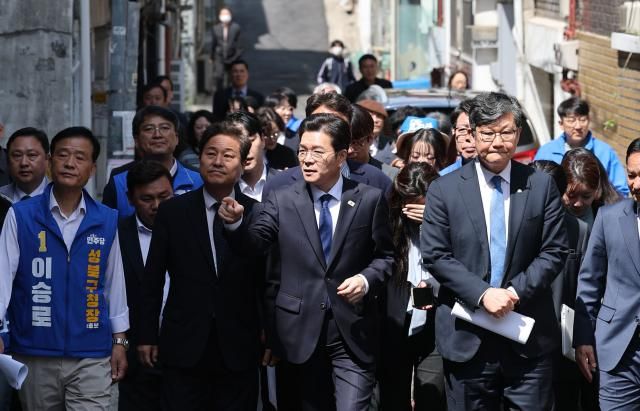 정원오 더불어민주당 서울시장 후보앞줄 왼쪽 3번가 29일 오전 서울 성북구 장위 14주택 재개발구역을 둘러보고 있다 사진연합뉴스