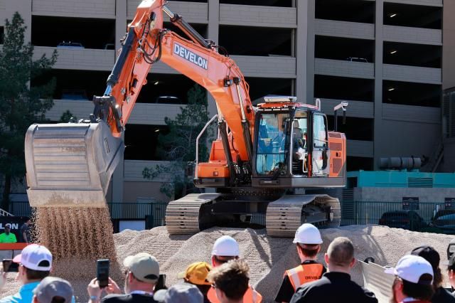 북미 건설장비 전시회인 콘엑스포 2026에서 리얼 엑스Real-X 시연을 선보이고 있는 HD현대 무인 자율 굴착기 사진HD현대사이트솔루션