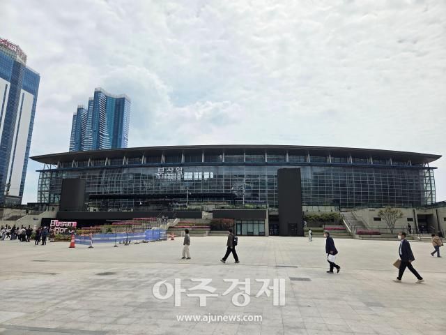 29일 부산 동구 부산역 앞 광장에서 시민들이 이동하고 있다 사진장문기 기자