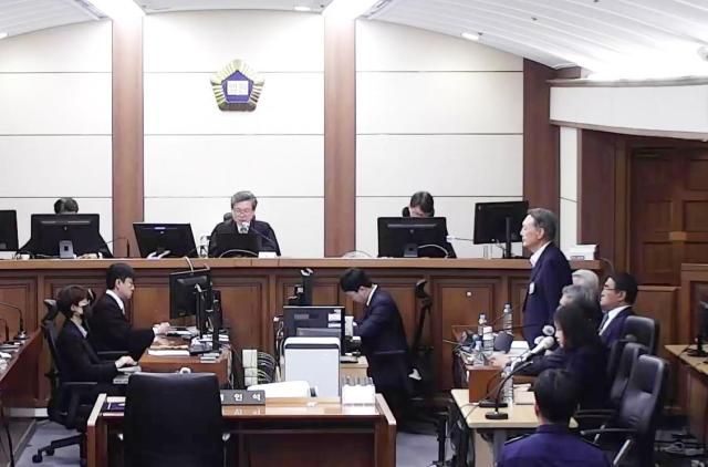 고위공직자범죄수사처 체포방해 등 혐의로 기소된 윤석열 전 대통령이 29일 서울 서초구 서울고등법원에서 열린 항소심 선고 공판에 출석해 있다 서울고법 내란전담재판부인 형사1부는 이날 특수공무집행방해 직권남용 권리행사방해 등 혐의로 재판에 넘겨진 윤 전 대통령에게 징역 7년을 선고했다 사진연합뉴스