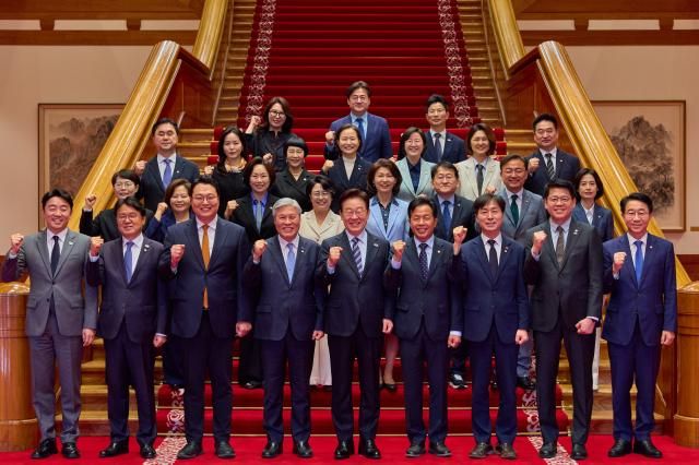 이재명 대통령이 29일 청와대에서 열린 비교섭단체 및 무소속 의원 오찬에 앞서 참석자들과 기념촬영을 하고 있다 사진연합뉴스