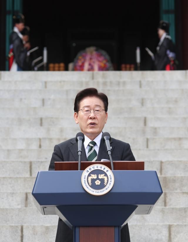 이재명 대통령이 28일 충남 아산 현충사에서 열린 충무공 이순신 탄신 제481주년 기념 다례행사에서 축사를 하고 있다 사진연합뉴스