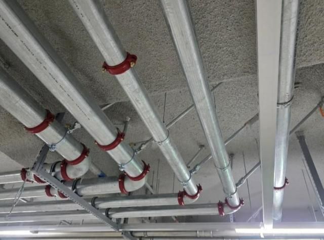 롯데건설 문현 롯데캐슬 인피니엘 현장 지하주차장에 적용된 4방향 흔들림 방지 버팀대 사진롯데건설