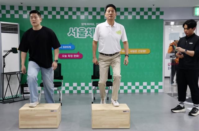 오세훈 국민의힘 서울시장 후보가운데가 29일 오전 서울 도봉구보건소에 있는 서울체력 9988 도봉센터에서 체력 측정을 하고 있다 사진연합뉴스