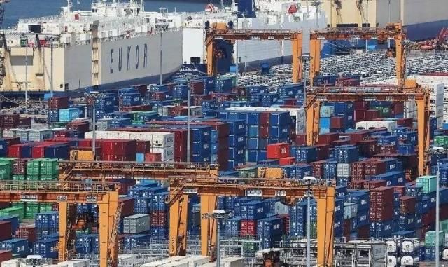 지난달 24일 경기도 평택항에 수출용 컨테이너가 쌓여 있다 평택사진연합뉴스