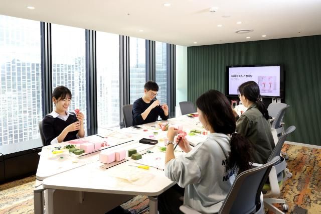 지난 28일 SK네트웍스 구성원들이 가정의 달을 맞아 카네이션 캔들 만들기 활동을 하고 있는 모습 사진SK네트웍스