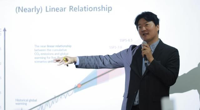 김형준 KAIST 문술미래전략대학원·AI 미래학과 석좌교수가 기후위기와 에너지안보 그리고 대한민국이라는 주제로 발표를 하고 있다 20260429 사진유대길 기자 dbeorlf123ajunewscom