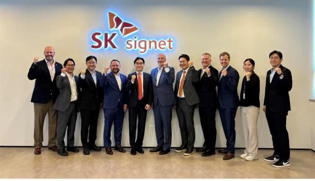 이미지1 SK시그넷 조형기 대표이사가 존 먼스 미국 플라노 시장 및 관계자들과 기념촬영을 하고 있다사진SK시그넷