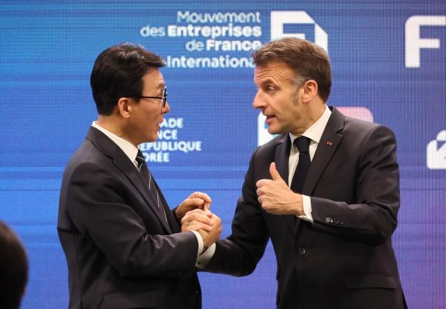 김민석 국무총리와 에마뉘엘 마크롱 프랑스 대통령이 3일 서울 여의도 FKI타워에서 열린 한-프랑스 경제계 미래대화 폐회식을 마치며 대화하고 있다. [사진=연합뉴스]