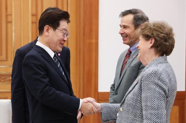 이재명 대통령이 지난 2일 청와대에서 미국 상원의원단 접견에 앞서진 섀힌오른쪽·존 커티스 의원과 인사하고 있다 사진연합뉴스