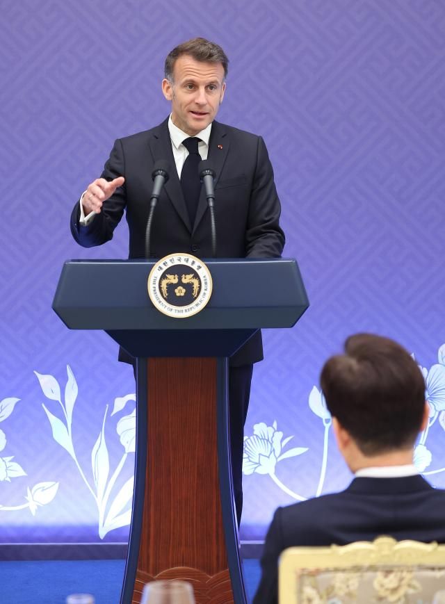 에마뉘엘 마크롱 프랑스 대통령이 3일 청와대에서 열린 이재명 대통령 주최 국빈 방한 환영 오찬에서 답사하고 있다 사진연합뉴스