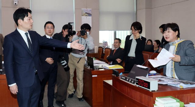 쌍방울 대북 송금 사건을 수사했던 박상용 인천지방검찰청 부부장검사가 3일 국회에서 열린 윤석열정권 정치검찰조작기소 의혹사건 진상규명 국정조사특별위원회 전체회의에서 서영교 위원장에게 증인선서 거부 소명서를 제출한 뒤 언쟁을 벌이고 있다 사진연합뉴스