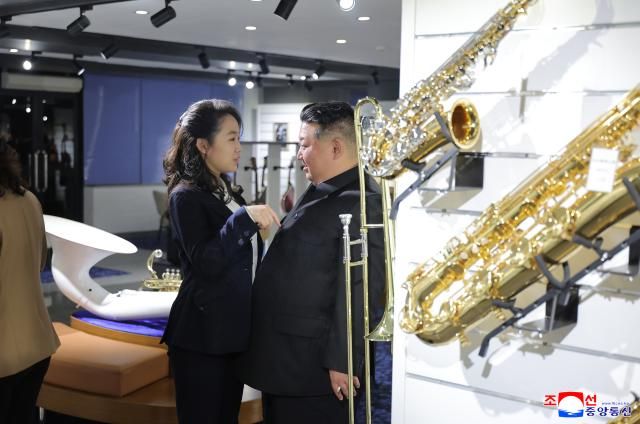 김정은 북한 국무위원장이 딸 주애와 함께 개업을 앞둔 평양의 신도시 화성지구 4단계 구역의 봉사시설상업시설을 돌아보며 운영준비 상태를 요해파악했다고 조선중앙통신이 3일 보도했다 사진연합뉴스 