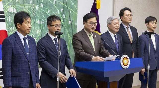 우원식 국회의장과 국회 내 정당 원내대표들이 지난달 31일 국회에서 개헌 추진 관련 기자회견을 하고 있다 사진연합뉴스