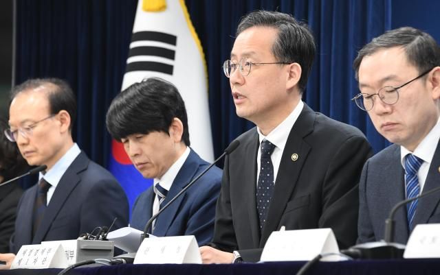 이형일 재정경제부 차관이 4월 3일 서울 종로구 정부서울청사에서 공급망 병목해소 규제 개선방안 주요내용 관련 관계부처 합동브리핑에 참석 주요 내용을 발표 하고 있다 사진재정경제부