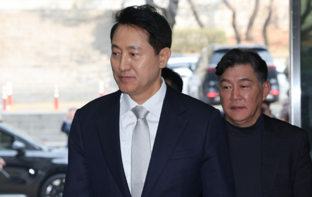오세훈 서울시장이 3일 서초동 서울중앙지법에서 열린 명태균 여론조사 대납 의혹 사건 1심 속행 공판에 출석하고 있다 사진연합뉴스