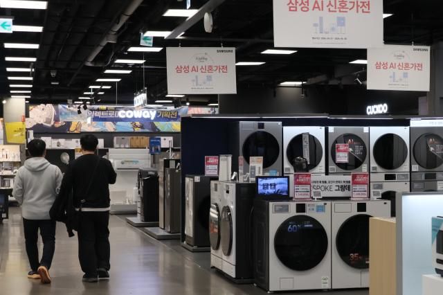 미국 도널드 트럼프 행정부가 2일현지시간 철강·알루미늄·구리 함량이 높은 파생제품에 대해 제품 가격 기준 25의 관세를 일률적으로 부과하겠다고 밝혔다 이에 따라 세탁기와 냉장고 등 가전제품을 수출하는 한국 기업들이 영향을 받을 것으로 관측된다 사진은 3일 서울 시내 대형마트 가전제품 판매대 모습 사진연합뉴스