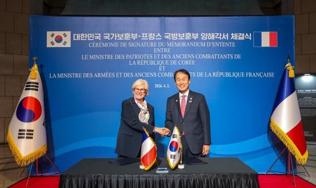 권오을 국가보훈부 장관이 2일 오후 서울 용산구 전쟁기념관에서 열린 대한민국 국가보훈부-프랑스 국방보훈부 양해각서 체결식에 참석해 카트린 보트랭 프랑스 국방보훈부 장관과 함께 협약서에 서명 후 기념촬영을 하고 있다 사진국가보훈부 