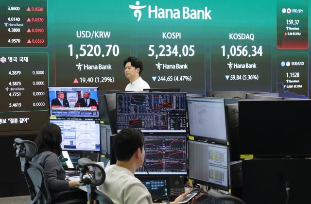 지난 2일 서울 중구 하나은행 본점 딜링룸에 코스피 등이 표시되고 있다 사진연합뉴스