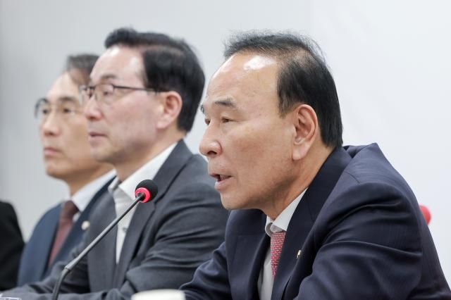 국민의힘 공천관리위원장인 박덕흠 의원이 지난 2일 서울 영등포구 여의도 중앙당사에서 열린 공관위 첫 회의에서 발언하고 있다 사진연합뉴스 