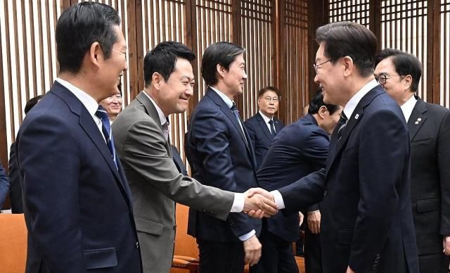 이재명 대통령이 2일 추가경정예산안 시정연설에 앞서 국회의장 접견실에서 국민의힘 장동혁 대표와 인사하고 있다 사진연합뉴스