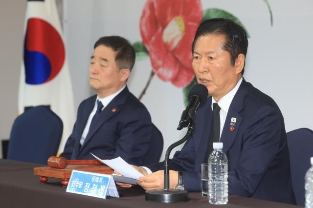 제78주년 제주4·3희생자추념일인 3일 오전 제주시 봉개동 한화리조트에서 열린 더불어민주당 현장 최고위원회의에서 정청래 대표가 모두 발언을 하고 있다 사진연합뉴스