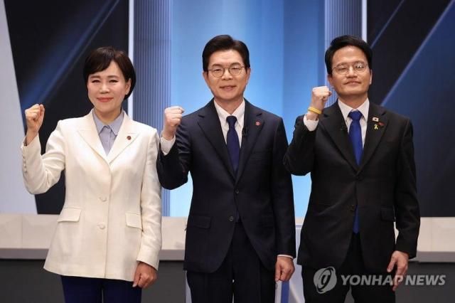 더불어민주당 전현희왼쪽부터 정원오 박주민 서울시장 예비후보가 3일 서울 여의도 KBS 스튜디오에서 열린 더불어민주당 서울시장 본경선 후보자 2차 합동토론회에서 기념 촬영하고 있다 사진연합뉴스