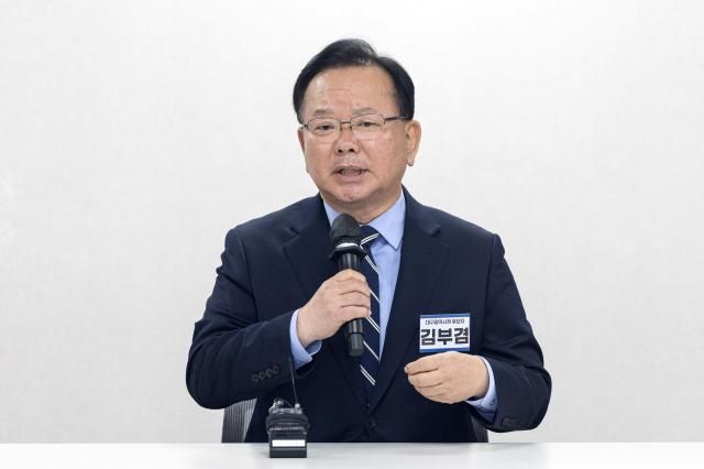 6·3 지방선거 대구시장에 출사표를 던진 김부겸 전 국무총리가 3일 서울 영등포구 여의도 더불어민주당 중앙당사에서 공천 심사 면접을 보고 있다 사진연합뉴스