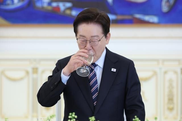 이재명 대통령이 29일 청와대에서 열린 비교섭단체 및 무소속 의원 오찬에서 참석자 발언을 들으며 물을 마시고 있다 사진연합뉴스