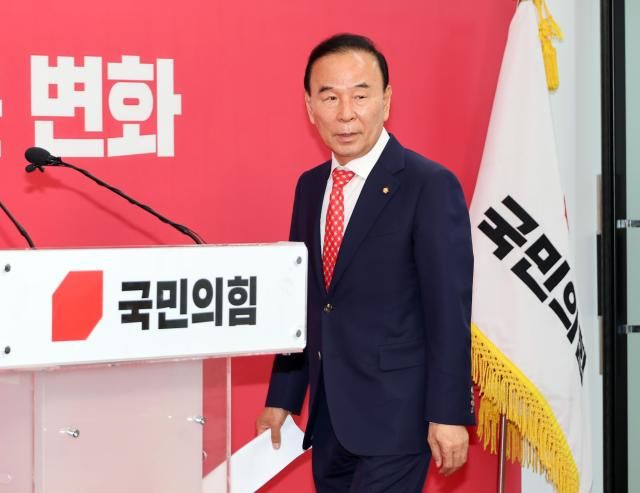 국민의힘 박덕흠 공천관리위원장이 26일 서울 여의도 당사에서 열린 6·3 지방선거 대구시장 후보 발표 브리핑장에 입장하고 있다 사진연합뉴스