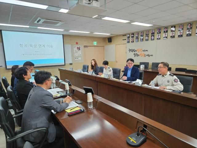 29일 오후 소방청 회의실에서 열린 ‘소방청-대한소아응급의학회 간담회’에서 소방청 관계자와 소아응급의학 전문가들이 119에어앰뷸런스소방헬기를 활용한 소아 응급환자의 항공-육상 연계 이송 시스템 구축 방안을 심도 있게 논의하고 있다 사진소방청