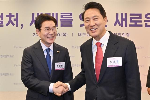 정원오 더불어민주당 서울시장 후보왼쪽와 오세훈 국민의힘 서울시장 후보가 30일 오전 서울 중구 대한상공회의소에서 열린 한국포럼에 참석해 악수를 하고 있다 사진한국일보