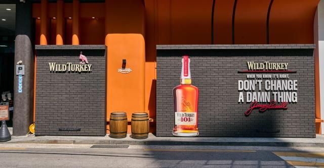 서울 성동구 성수동 문츠바베큐에 마련된 와일드 터키 팝업 스토어 ‘켄터리 인 서울’ 매장 전경 사진캄파리코리아